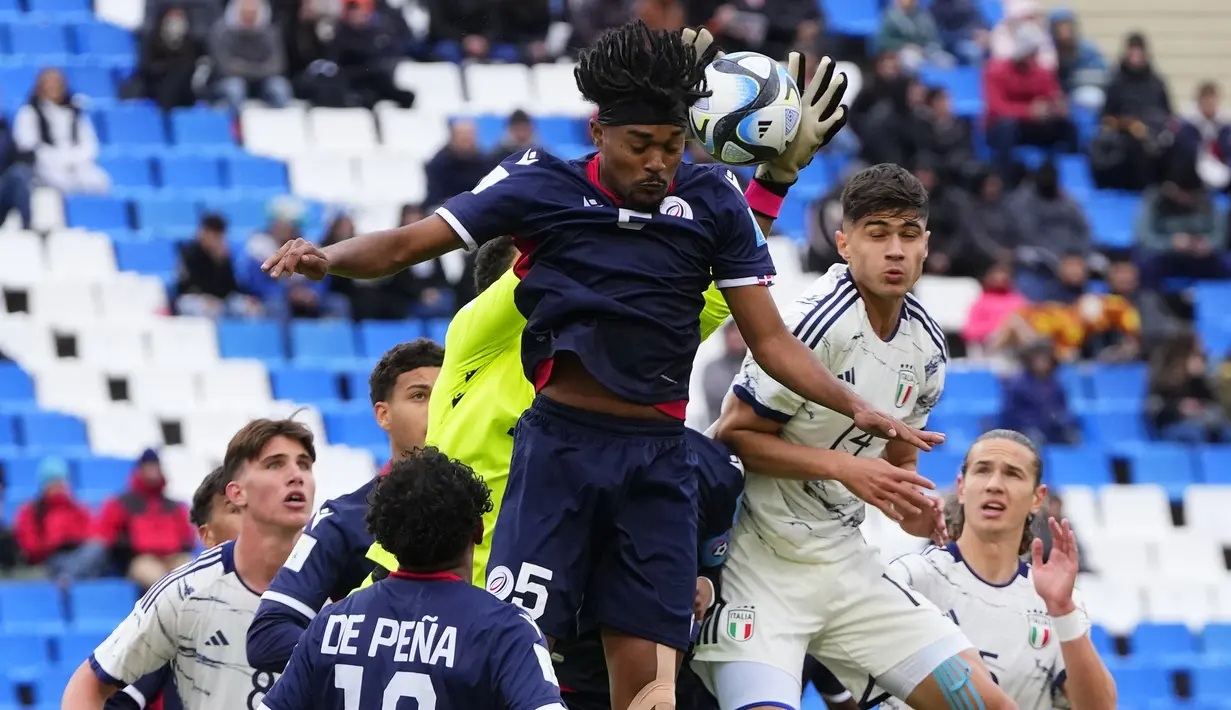 Bek Timnas Republik Dominika U-20, Kleffer Martes (tengah atas) berusaha menghalau bola dari ancaman para pemain Italia saat terjadi sepak pojok pada laga terakhir Grup D Piala Dunia U-20 2023 di Malvinas Argentinas Stadium, Mendoza, Argentina (27/5/2023). (AP Photo/Natacha Pisarenko)