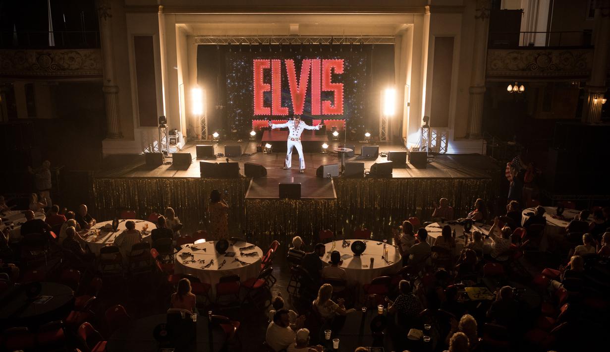 Suasana saat penyanyi Jason Dale tampil dalam pembukaan 'Perayaan Elvis 2018' di Blackpool Winter Gardens, Barat Laut Inggris, Jumat (29/6). Festival memperingati Elvis Presley ini digelar selama tiga hari. (Oli SCARFF/AFP)