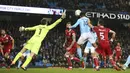 Striker Manchester City, Sergio Aguero, mencetak gol ke gawang Bristol City pada leg pertama semifinal Piala Liga Inggris di Stadion Etihad, Selasa (9/1/2018). Manchester City menang 2-1 atas Bristol City. (AP/Dave Thompson)