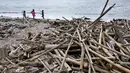 Kondisi ini menjadi peringatan semua pihak untuk lebih peduli terhadap lingkungan, terutama terkait limbah plastik yang mencemari lautan. (SONNY TUMBELAKA/AFP)