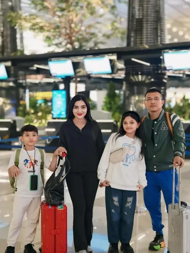 Model Sepatu Keluarga Ashanty Saat Liburan di China