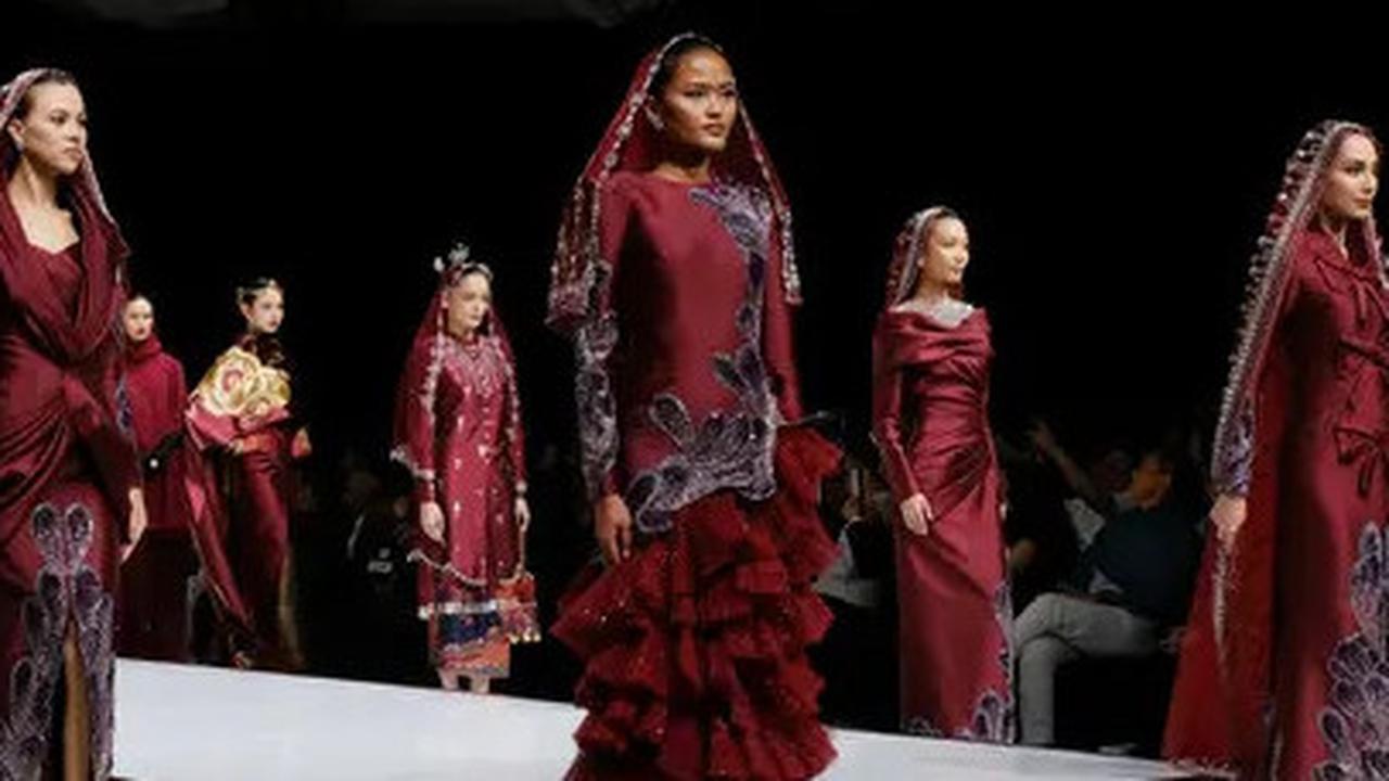 Tren Warna dan Model Baju Lebaran 2025 dari Runway Garis Poetih Raya