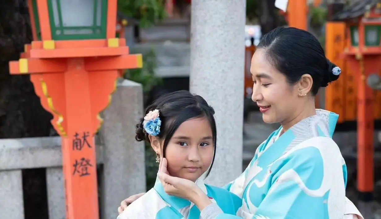 Sementara sang putri, pilih belt warna merah sebagai aksen yang kontras [@happysalma]