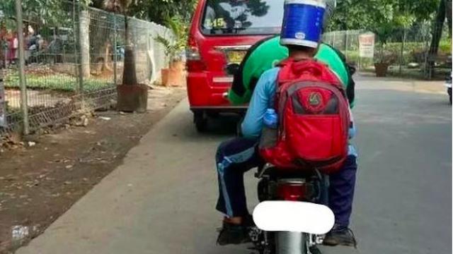 Nyeleneh, 8 Tingkah Kocak Penumpang Ojek Online Saat Pakai Helm
