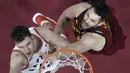 Pemain Toronto Raptors, Jakob Poeltl (kiri) melakukan layup saat diadang pemain Cleveland Cavaliers, Kevin Love pada lanjutan NBA basketball game di Quicken Loans Arena, (21/3/2018) Cleveland. Cavs menang 132-129. (AP/Tony Dejak)