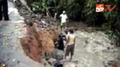 Banjir yang disebabkan hujan deras yang terus turun di Serang, Banten, Jum'at (30/1), membuat sebuah jalan yang baru dibangun longsor. 