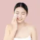 Ilustrasi seorang perempuan berkulit sehat dengan layering skincare yang pas. ©Chomnanchoffee/Depositphotos