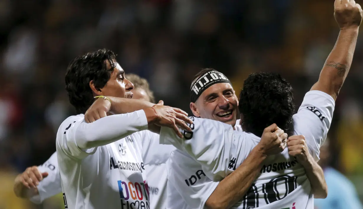 Mantan pemain Argentina, Diego Armando Maradona merayakan selebrasi bersama pemain lainnya pada laga amal untuk Perdamaian di Techo stadion, Bogota, Kolumbia (10/42015). (REUTERS/John Vizcaino)