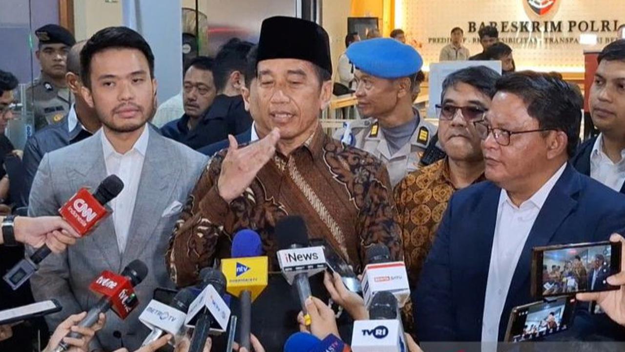 Momen Jokowi Tunjukan Ijazah Usai Diperiksa Polisi, Logo dan Namanya Sudah Memudar