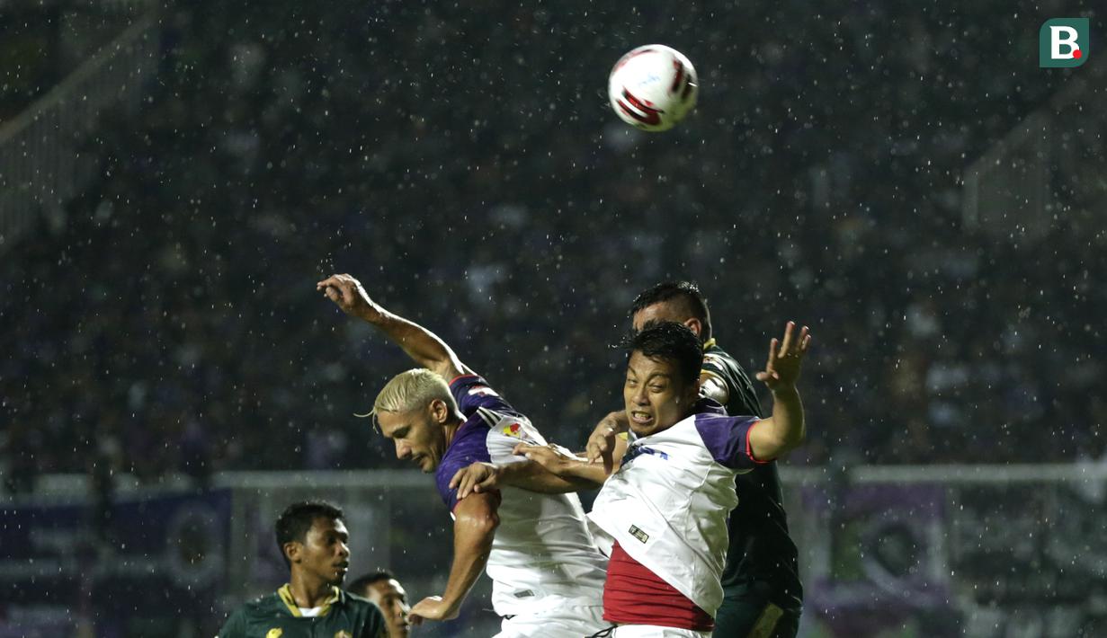 Bek Persita Tangerang, Hamka Hamzah, berusaha menyundul bola saat melawan Persikabo pada laga Shopee Liga 1 2020 di Stadion Pakansari, Bogor, Minggu (15/3). Persikabo menang 3-1 atas Persita. (Bola.com/Yoppy Renato)