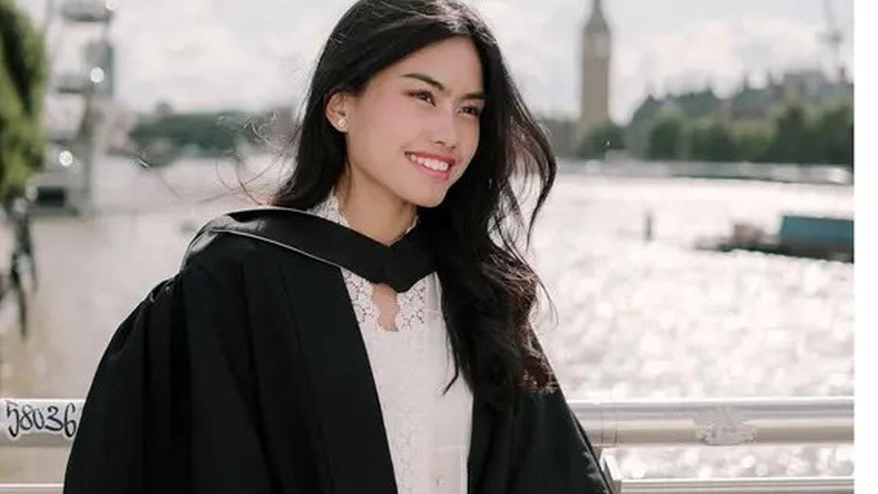 Anggun dan Memikat, Ini 6 Foto Kebaya Namira Adjani Saat Wisuda S2 di London