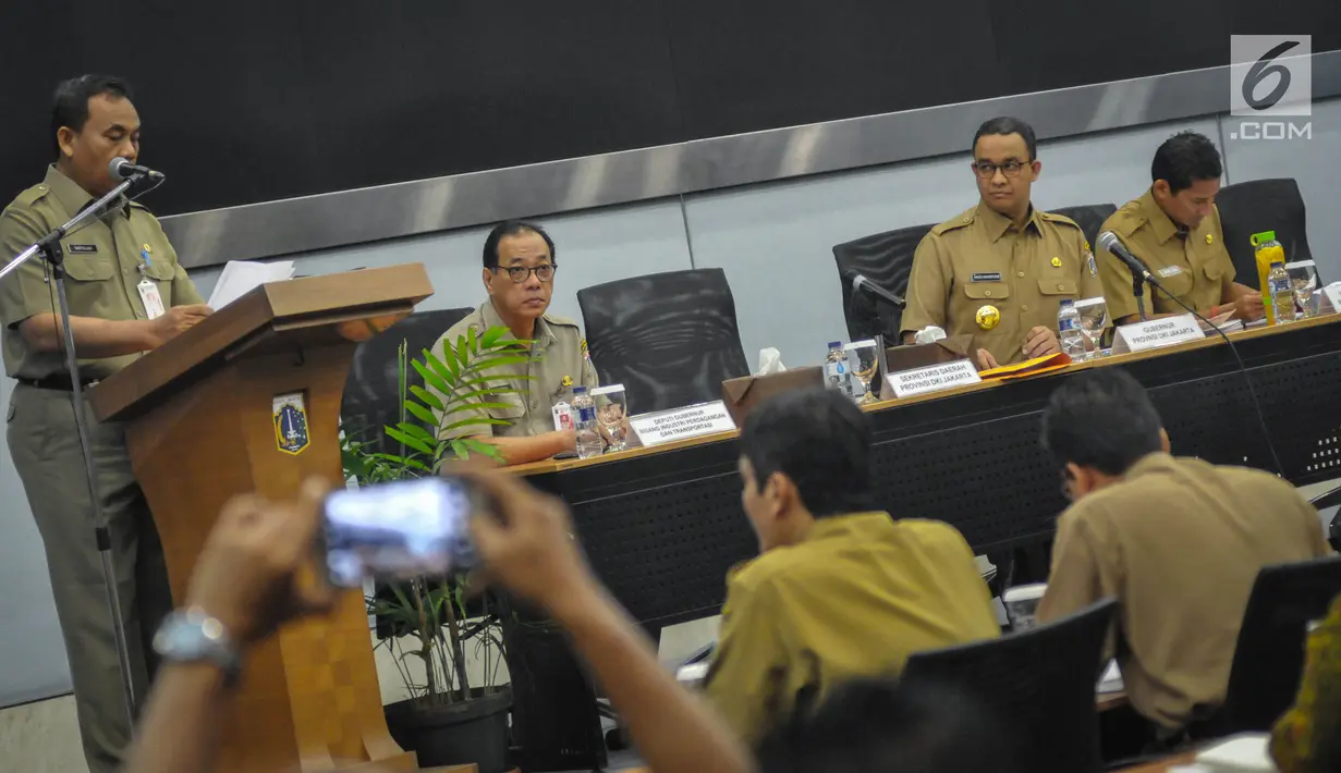 Gubernur dan Wakil Gubernur baru DKI, Anies Baswedan dan Sandiaga Uno mendengarkan pemaparan dari Sekda DKI Saifullah ketika rapat Satuan Kerja Perangkat Daerah (SKPD) pada hari pertama di Balai Kota Jakarta, Selasa (17/10). (Liputan6.com/Faizal Fanani)
