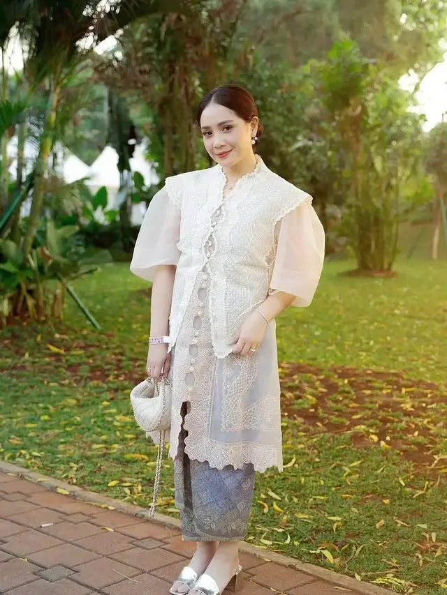 Ide outfit kebaya artis