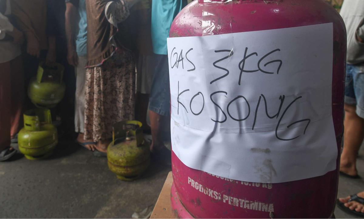 Antrean pembeli gas 3 kg