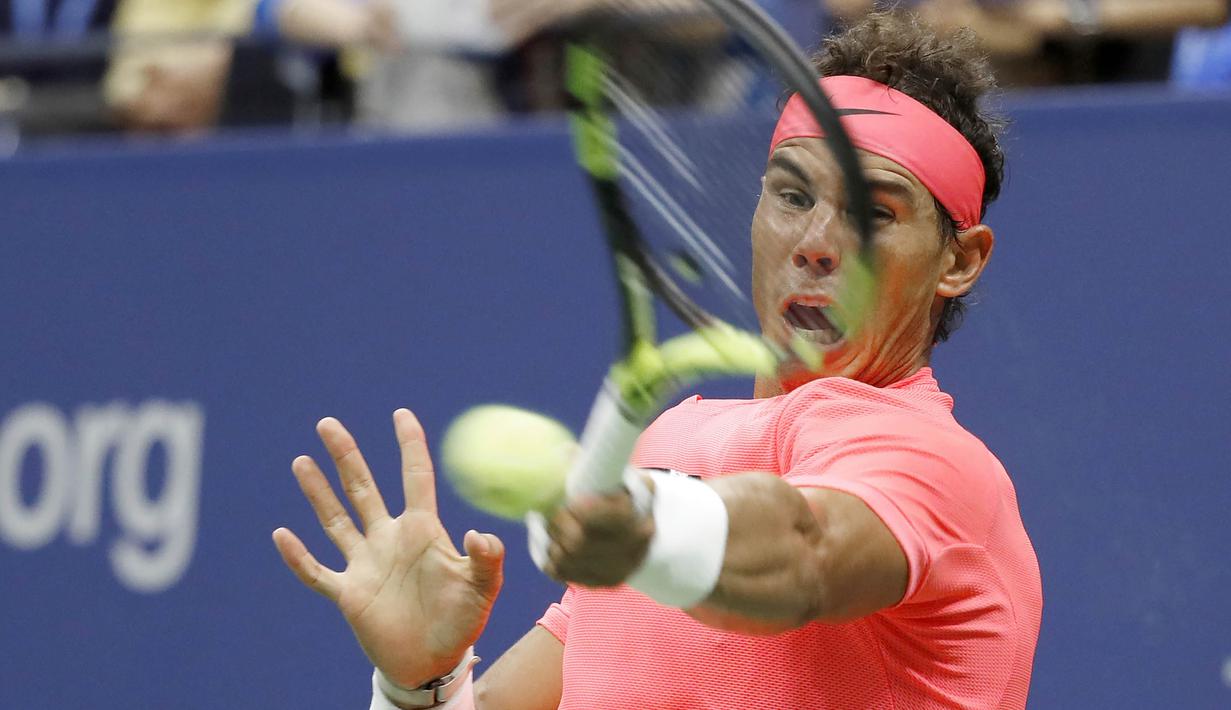 Petenis Spanyol, Rafael Nadal, mengembalikan bola saat bertanding melawan petenis Rusia, Andrey Rublev, pada laga turnamen AS Terbuka di New York, Rabu (6/9/2017). Nadal menang 3 set langsung 6-1, 6-1 dan 6-2 atas Andrey Rublev. (AP/Adam Hunger)