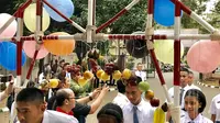 Para calon Paskibraka 2019 melewati gapura buah usai menjalani upacara tantingan. (Foto: Liputan6.com/Ratu Annisaa Suryasumirat)