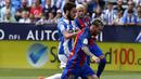 Lionel Messi saat mengecoh dan melewati para pemain Leganes pada lanjutan La Liga Spanyol di Butarque stadium, Madrid, (17/09/2016). (EPA/Juan Carlos Hidalgo)