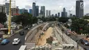 Pekerja memasang dinding terowongan Mampang-Kuningan, Jakarta, Senin (29/1). Proyek terowongan ini molor disebabkan oleh adanya instalasi kabel milik PT PGN dan Palyja yang belum bisa dipindahkan. (Liputan6.com/Immanuel Antonius)
