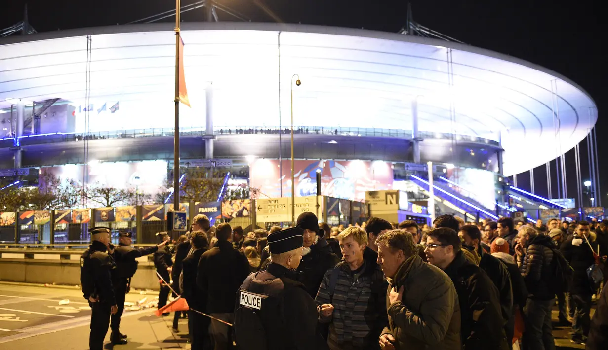 Suasana diluar stadion Stade de France setelah serangan bom yang terjadi di Prancis, (13/11). Serangan juga terjadi di aula konser Bataclan dan restoran di dekatnya. Enam pria bersenjata menembaki warga. (AFP PHOTO/FRANCK FIFE)