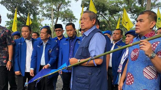Ketua Partai Demokrat SBY ketika melihat bendera dan baliho yang dirusak di Pekanbaru.