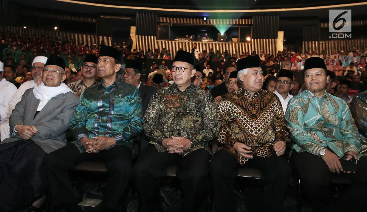 Ketua Majelis Ulama Indonesia (MUI) KH Ma'ruf Amin, Menkopolhukam Wiranto, Menag Lukman Hakim, Din Syamsuddin dan Wakil MPR Hidayat Nur Wahid pada acara Milad MUI ke-42 dan Anugerah Syiar Ramadan di Jakarta, Rabu (26/7). (Liputan6.com/Herman Zakharia)