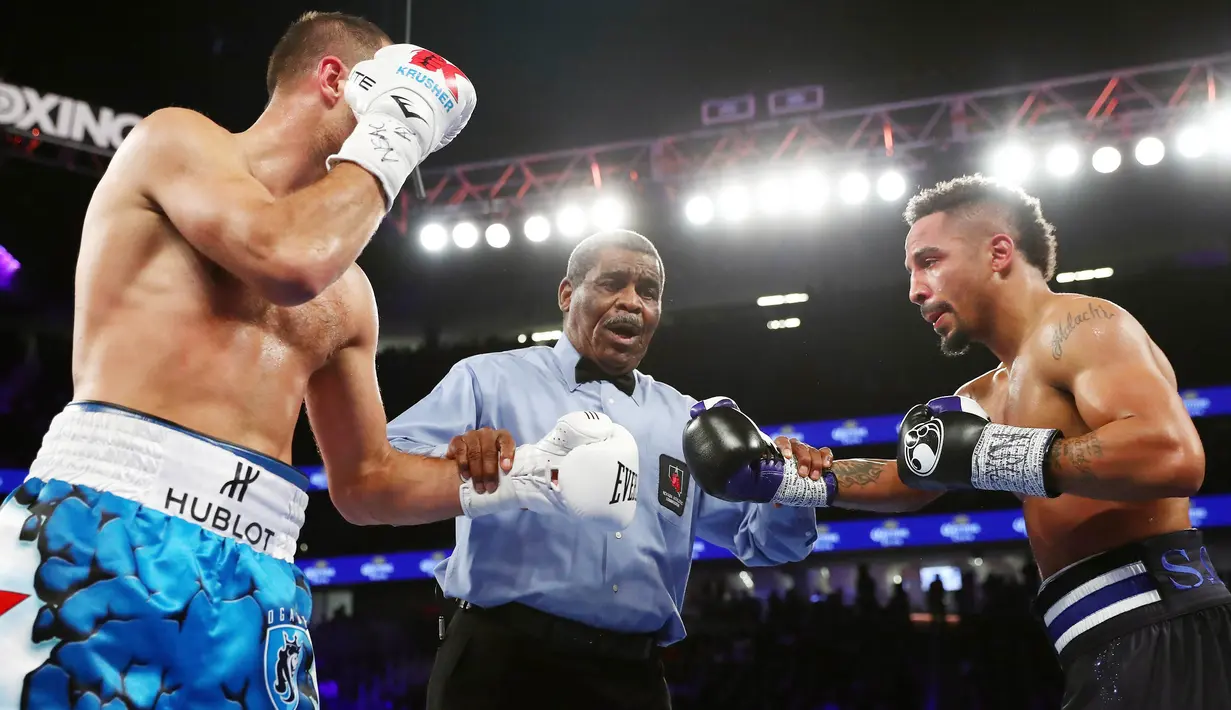 Wasit Robert Byrd saat memimpin laga antara Sergey Kovalev melawan Andre Ward di T-Mobile Arena, Las Vegas, Jumat (19/11/2016). Robert Byrd akan menjadi wasit yang memimpin laga tinju antara Floyd Mayweather dan Conor McGregor. (AFP/Al Bello)