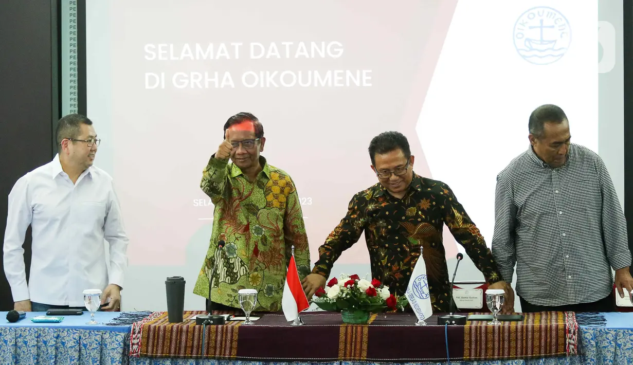 Mahfud berbincang hangat dengan para peserta pertemuan. Pertemuan itu memang merupakan ajang silaturahmi cawapres itu dengan PGI. (Liputan6.com/Herman Zakharia)