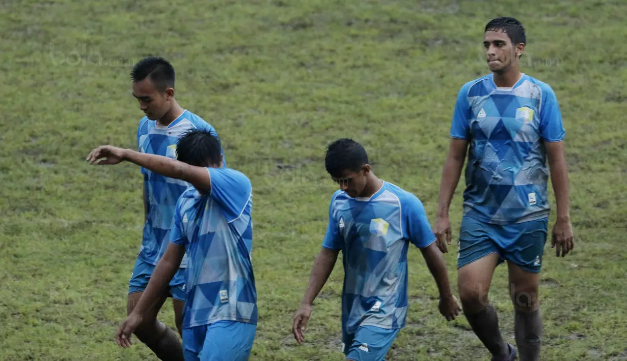 Pemain STIE Perbanas tampak lesu usai ditaklukkan UM pada laga Torabika Cup 2017 di Stadion Cakrawala, Malang, Rabu (22/11/2017). STIE Perbanas kalah 0-3 dari UM. (Bola.com/M Iqbal Ichsan)