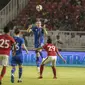 Pemain Islandia, Jon Gudni Fjoluson (biru) menyundul bola menghadapi Timnas Indonesia di Stadion Gelora Bung Karno (GBK), Senayan, Jakarta, Minggu (14/1). Indonesia sempat unggul atas Islandia. (Liputan6.com/Faizal Fanani)