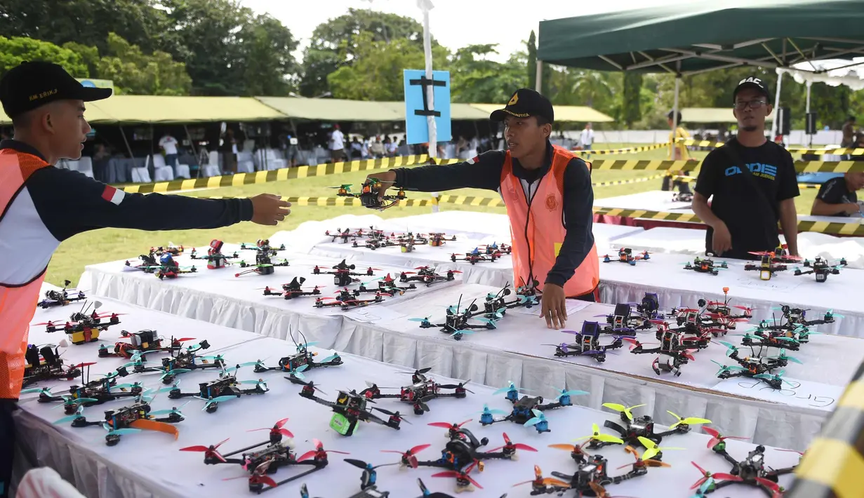 Sejumlah drone dipersiapkan sebelum acara FAI Drone Racing World Cup di Denpasar di pulau resor Indonesia Bali (7/4). Indonesia Drone Racing World Cup 2018 digelar selama tiga hari hingga Minggu 8 April 2018 mendatang. (AFP Photo/Sonny Tumbelaka)