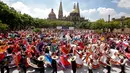<p>Pasangan menari mengikuti irama musik tradisional mariachi untuk memecahkan Rekor Dunia Guinness di Guadalajara, Meksiko pada 24 Agustus 2019. Sebanyak 882 orang menari dengan kostum tradisional dalam upaya memecahkan rekor dunia untuk kategori tarian rakyat terbesar. (ULISES RUIZ/AFP)</p>