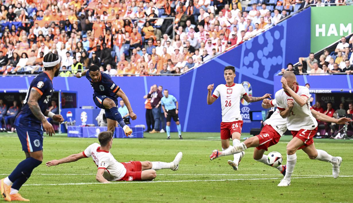Striker Timnas Belanda, Cody Gakpo (tengah) melepaskan tendangan yang berbuah gol penyeimbang 1-1 ke gawang Timnas Polandia pada laga Grup D Euro 2024 di Volksparkstadion, Hamburg, Jerman, Minggu (16/6/2024). (dpa via AP Photo/Sina Schuldt)