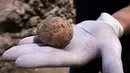 Arkeolog menunjukkan telur ayam berusia 1.000 tahun yang ditemukan selama penggalian di Kota Yavne, Israel, Rabu (9/6/2021). Menurut Otoritas Barang Antik Israel, peternakan unggas dimulai sekitar 2.300 tahun yang lalu di Israel. (Emmanuel DUNAND/AFP)