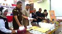 Kepala BBPOM Palangka Raya Safriansyah (tengah) menunjukan barang bukti obat dan jamu ilegal yang berhasil disita dari tangan SP saat konfrensi pers di Palangka Raya, Kamis (26/1/2023). (Liputan6.com /  Roni Sahala).