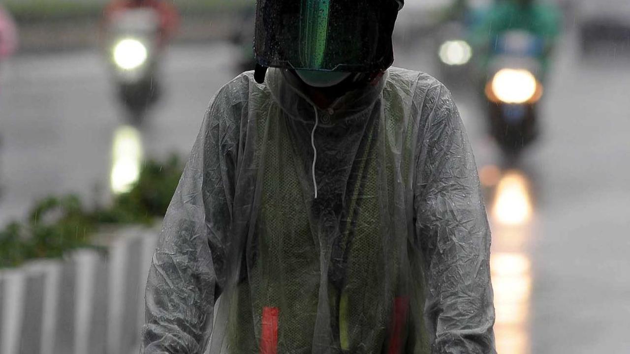 Warga menggunakan payung saat terjadi hujan deras disertai angin di kawasan MH THamrin, Jakarta, Kamis (11/1/2024)