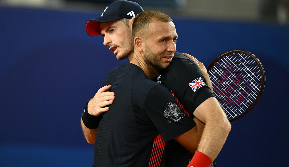 Setelah berpelukan lama dengan Evans di lapangan, Murray terlihat dipenuhi emosi ketika para penonton di Roland Garros memberi sambutan meriah dan meneriakkan namanya. (CARL DE SOUZA / AFP)