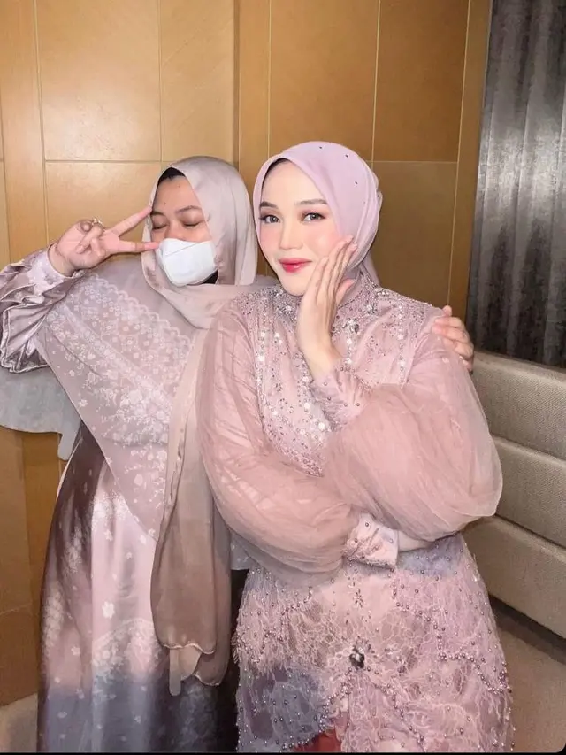 6 Beda Pesona Dua Ipar Mahalini di Acara Akad Nikahnya, Putri Delina dan Nindy Priscila dalam Balutan Kebaya Ungu Pastel