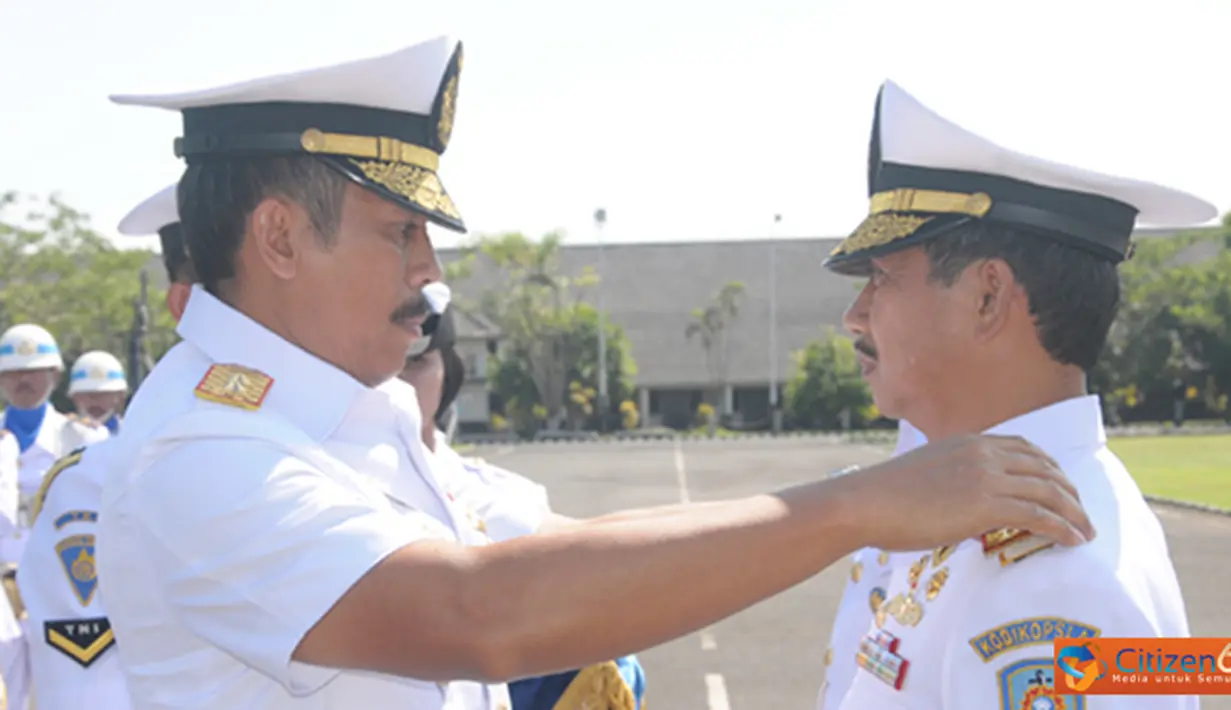 Citizen6, Surabaya: Dankobangdikal Laksamana Muda TNI Djoko Teguh Wahojo memimpin langsung sertijab yang digelar di Lapangan Laut Maluku Kesatrian Bumimoro, Kobangdikal, Surabaya. (Pengirim: Penkobangdikal).