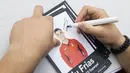 Kiper Espanyol, Edu Frias, memberikan tanda tangan saat menghadiri jumpa fans di Jakarta, Minggu (16/7/2017). Espanyol akan melakukan laga ujicoba melawan Persija. (Bola.com/Vitalis Yogi Trisna)