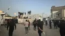 Para pengunjuk rasa yang marah dengan rencana pembakaran salinan Al Quran menyerbu Kedutaan Besar Swedia di Baghdad Kamis pagi, masuk ke dalam kompleks dan menyalakan api kecil. (AP Photo/Ali Jabar)