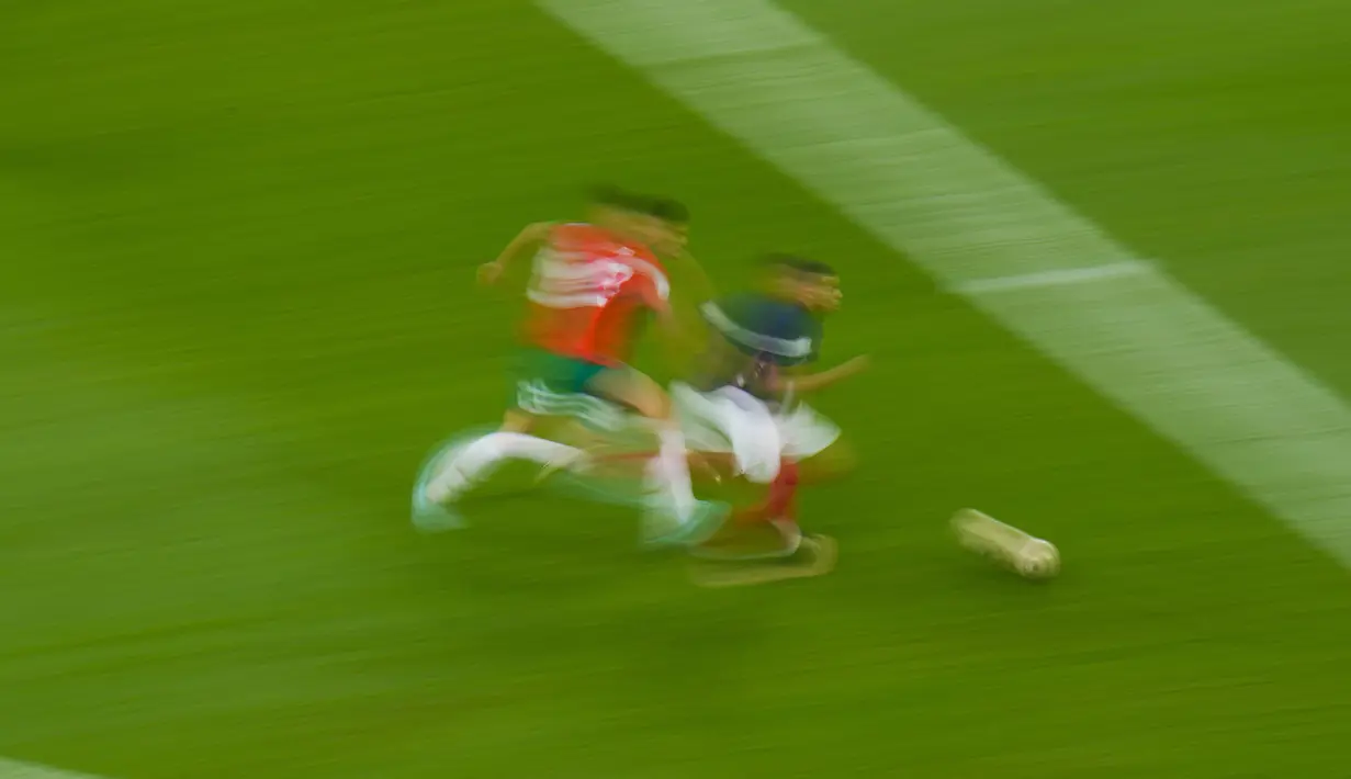 Penyerang Prancis, Kylian Mbappe membawa bola dari kejaran bek Maroko, Achraf Hakimi selama pertandingan semifinal Piala Dunia 2022 di Stadion Al Bayt di Al Khor, Qatar, Kamis (15/12/2022). Prancis menang atas Maroko dengan skor 2-0.  (AP Photo/Hassan Ammar )