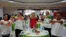 Menpora Imam Nahrawi (tengah) mempraktekkan gerakan olahraga ringan seiring penandatangan MoU Ayo Bergerak! antara Kemenpora dan PT Kalbe Farma Tbk di Kantor Kemenpora, Jakarta, Jumat (27/11/2015). (Liputan6.com/Helmi Fithriansyah)
