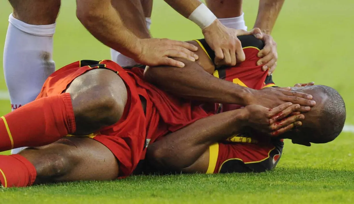 Vincent Kompany benar-benar menembus batas rasa sakitnya saat dirinya mengalami patah hidung, retak rongga mata, dan gegar otak saat membela Timnas Belgia. Hebatnya lagi, ia bermain penuh dan memenangkan laga tersebut. (AFP/John Thys)