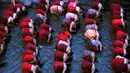 Sejumlah wanita Hindu Nepal merendam rambut dan tubuh mereka di Sungai Bagmati saat upacara Madhav Narayan di Kathmandu, Nepal (27/1). Mereka juga memohon diberikan umur yang panjang. (AP Photo/Niranjan Shrestha)