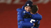 Manajer Chelsea, Thomas Tuchel, memeluk Jorginho ketika berhasil mengalahkan Liverpool pada laga Premier League. (AFP/Oli Scarff)