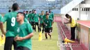 Para punggawa  Sriwijaya FC berlatih kecepatan jelang melawan Arema FC pada laga delapan besar Piala Presiden 2017 di Stadion Manahan, Solo, Jumat (24/2/2017). (Bola.com/Nicklas Hanoatubun)