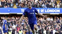 Bek Chelsea, Marcos Alonso, melakukan selebrasi usai membobol gawang Newcastle United pada laga Premier League 2019 di Stadion Stamford Bridge, Sabtu (19/10). Chelsea menang 1-0 atas Newcastle United. (AP/Steven Paston)