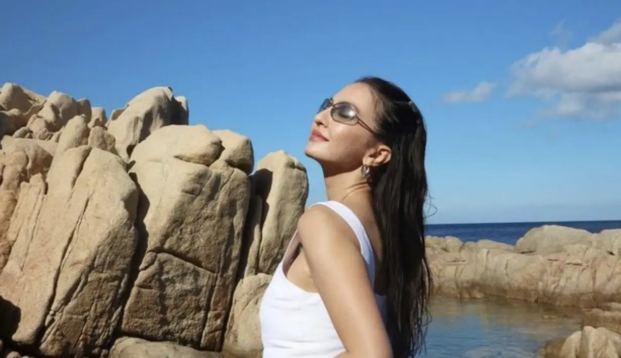 Dengan nuansa warna sederhana, tak membuat tampilannya terlihat biasa saja. [Foto: Instagram, Raline Shah]