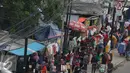 Pedagang kaki lima berjualan di sepanjang trotoar kawasan Tanah Abang, Jakarta. Rabu (4/1). Meskipun baru ditertibkan pada pagi hari, namun kurangnya pengawasan menyebabkan PKL kembali berjualan di trotoar tersebut. (Liputan6.com/Immanuel Antonius)