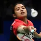 Tunggal Putri Indonesia, Gregoria Mariska Tunjung mengembalikan kok ke arah Tai Tzu Ying (Taiwan) di Babak Kedua Indonesia Open 2017 di JCC Plenary Hall, Jakarta, Kamis (15/6). Gregoria kalah 13-21, 16-21. (Liputan6.com/Helmi Fithriansyah)